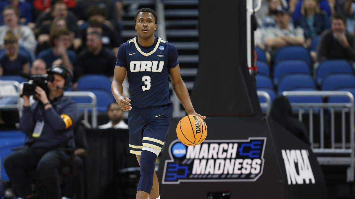 Oral Roberts Golden Eagles guard Max Abmas (3) dribbles the ball during the first half against the Duke Blue Devils at Amway Center on March 16, 2023.