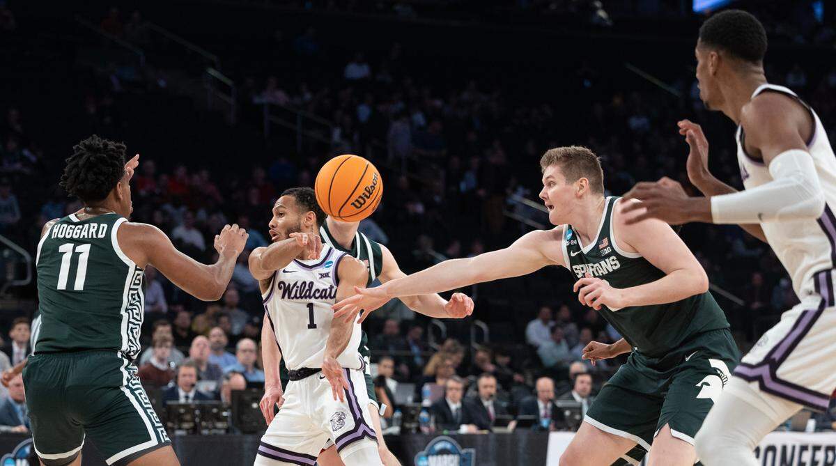 Kansas State’s Markquis Nowell makes a no-look pass to teammate David N’Guessan during the first half of their east region semifinal game against Michigan State at Madison Square Garden on Thursday night.