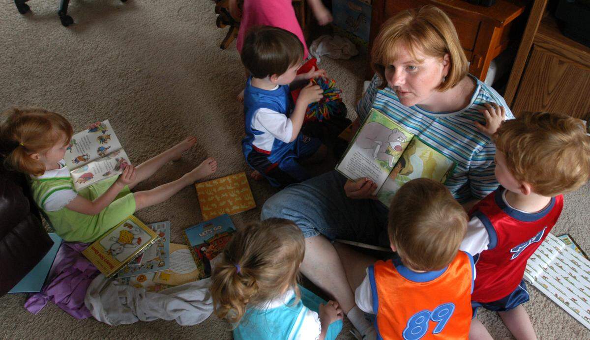 Sondra Headrick reads to her children at her home in 2005 when the sextuplets were 3.