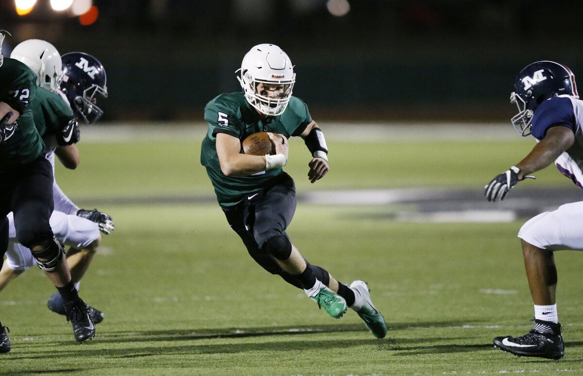 Derby quarterback finds room to run as a hole opens  in the Manhattan defense. (November 16, 2018)