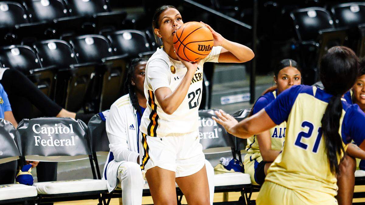 Junior sharpshooter Ambah Kowcun scored a career-high 22 points to help lead the Wichita State women’s basketball team to a 69-50 win at Cincinnati on Saturday.