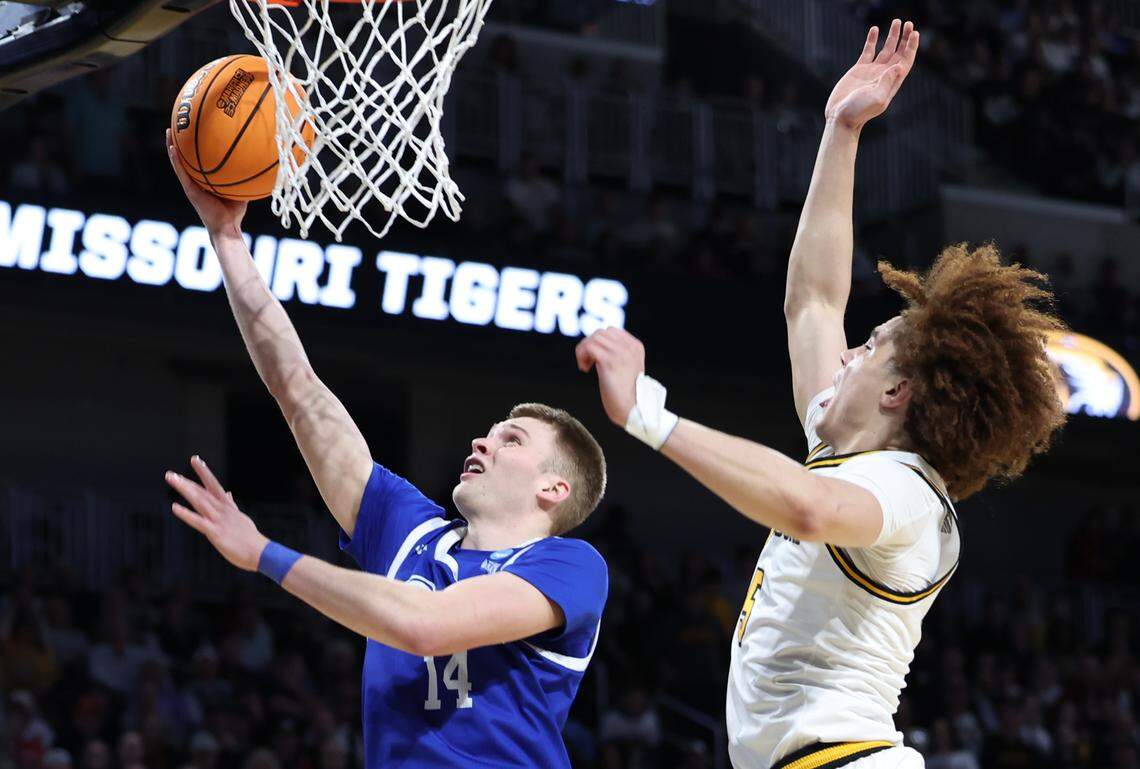 Drake’s Bennett Stirtz shoots over Missouri’s T.O. Barrett during the first half of their NCAA Tournament game on Thursday, March 20, 2025, at Intrust Bank Arena in Wichita.