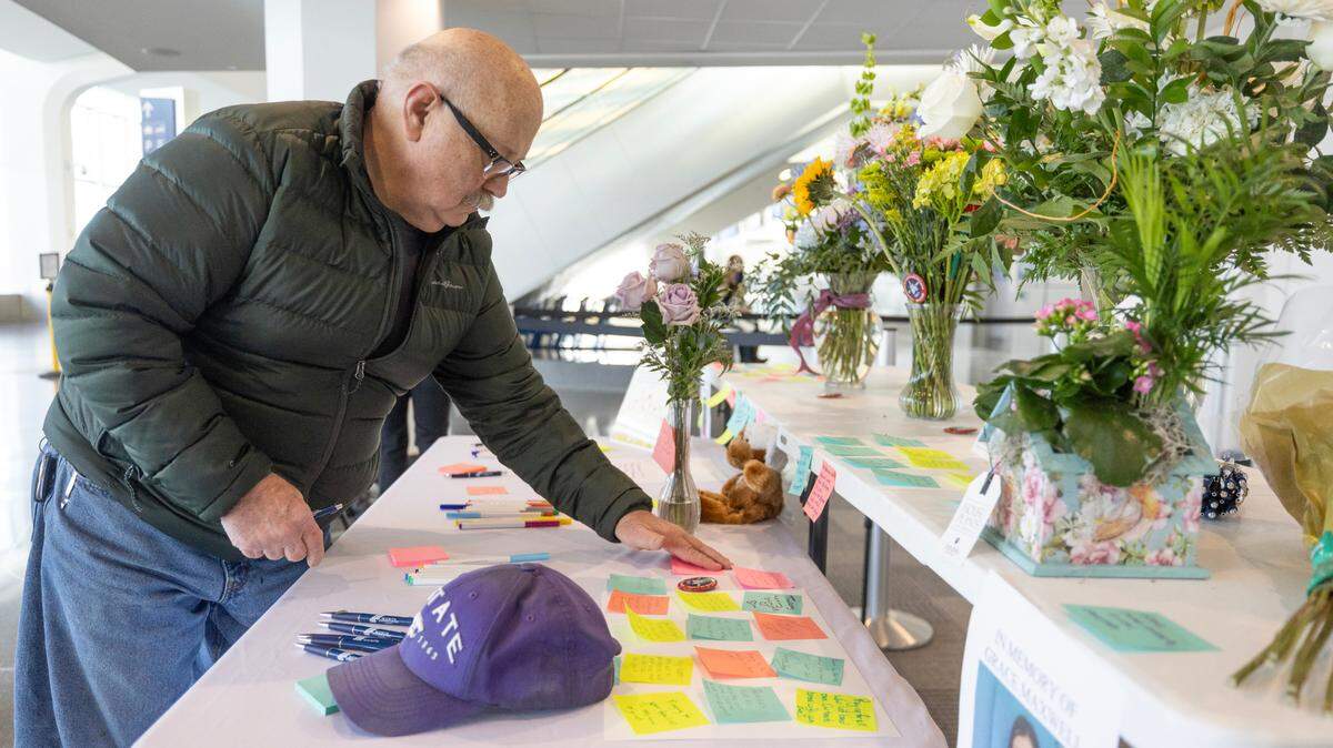 Tom Andrews leaves a message of condolence at a table set up for that purpose at Wichita’s Eisenhower Airport on Friday.