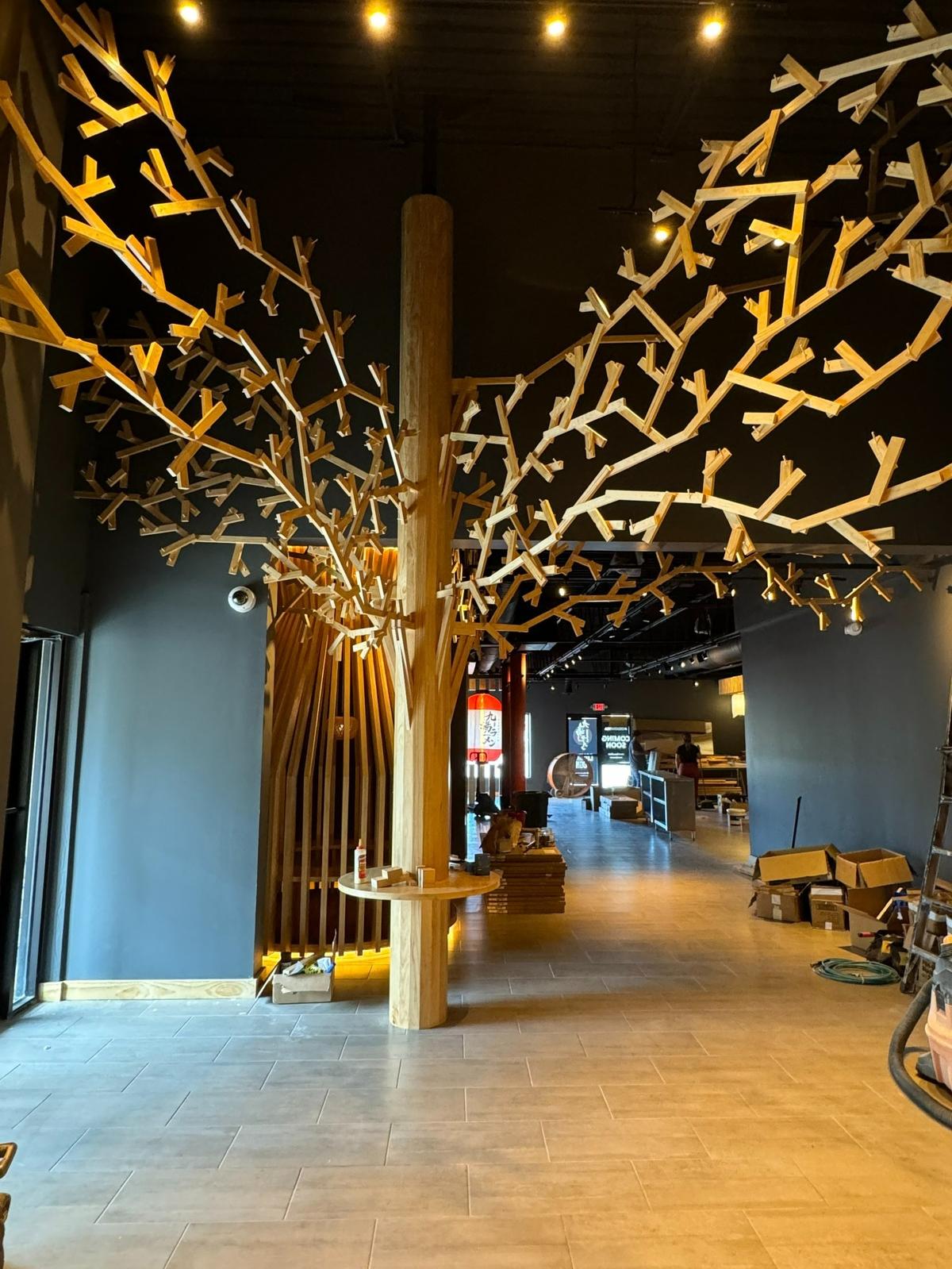 Kyuramen’s unique dining room features a “wishing tree.” Customers will write their wishes on wooden planks, and the staff will hang them on the tree.