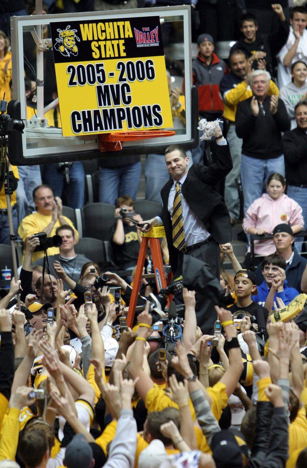 Mark Turgeon celebrates with the net after leading Wichita State to the 2006 Missouri Valley Conference championship.