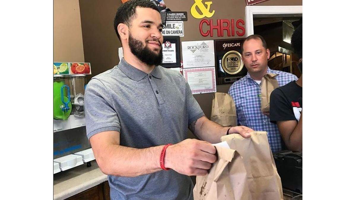 Fred VanVleet popped up at popular burger joint 15th & Chris in Rockford, Ill., on Wednesday and bought the first 100 customers lunch. The owner said he had no idea VanVleet was showing up.