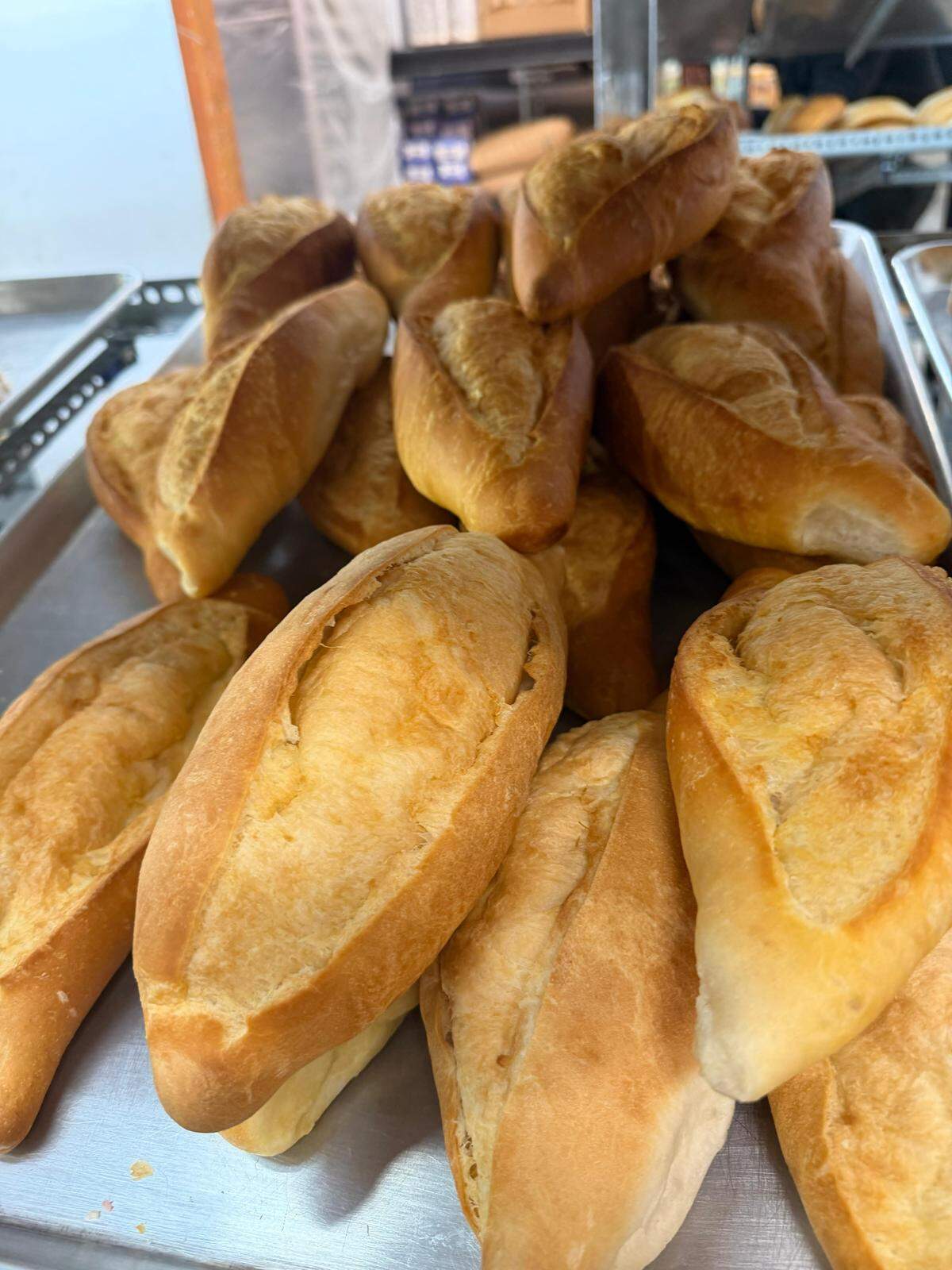 Mi Super Mercado Baratisimo offers sweets and breads that are made every few hours.