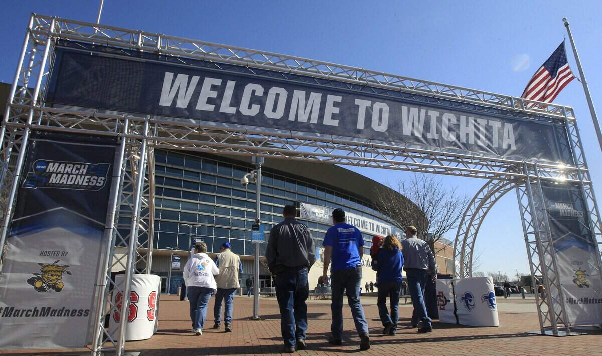 Fans make their way to Intrust Bank Arena to watch the teams practice for the 2018 NCAA Tournament.