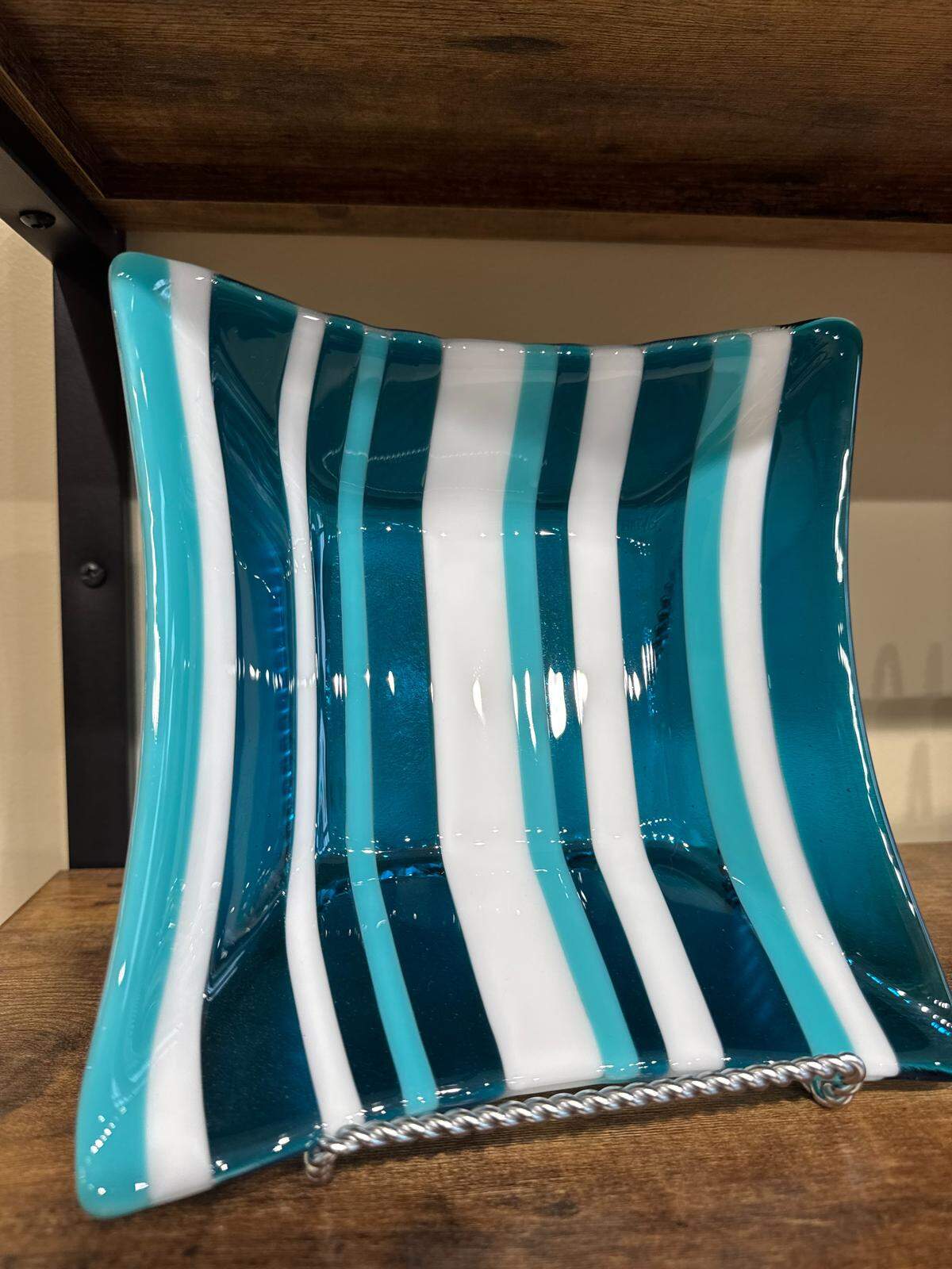 There’s not much left to sell at Paradise Glass Art, a Delano business that’s closing this week, but there are some pieces still for sale.