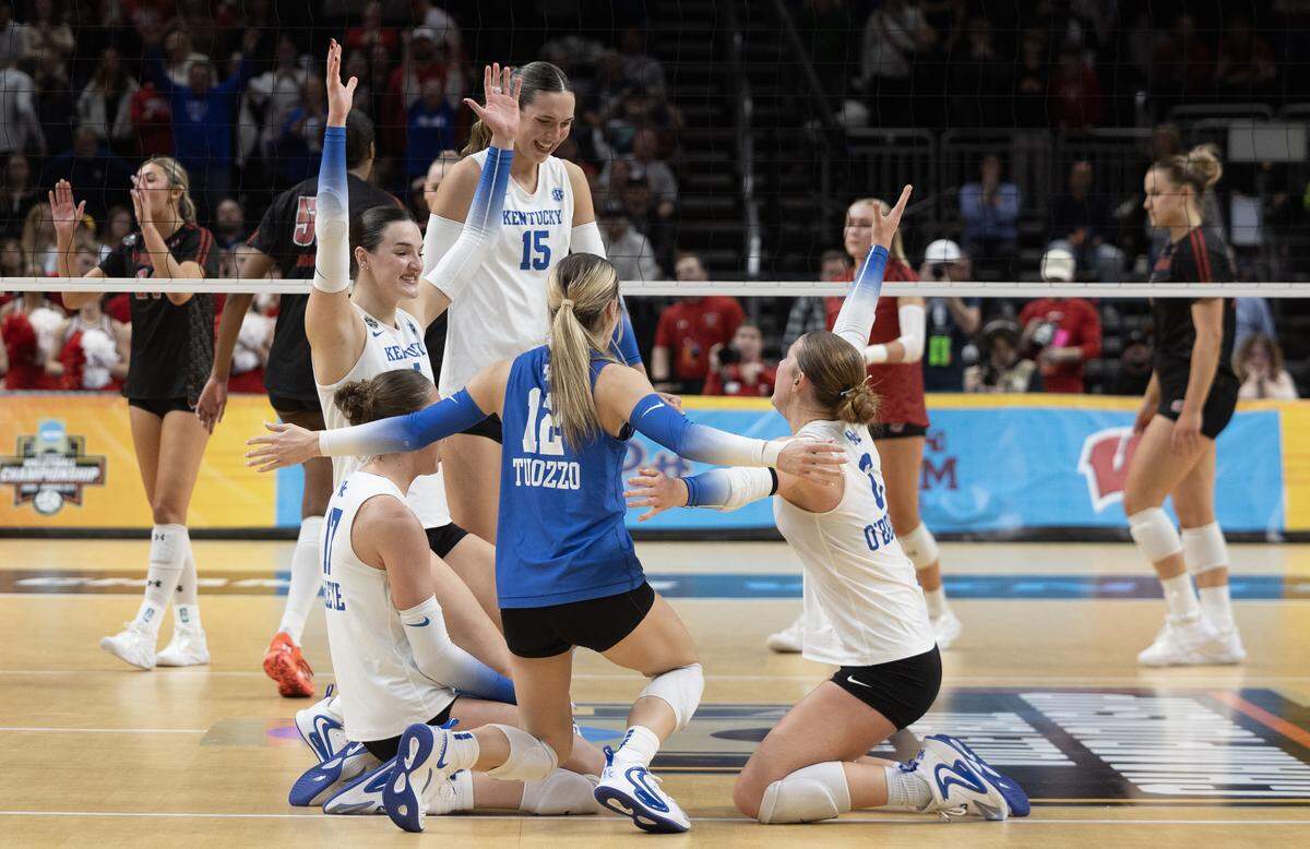 Kentucky players celebrated winning the fifth set against Wisconsin during their semifinal match at the NCAA Volleyball Championship on Thursday night at the T-Mobile Center.