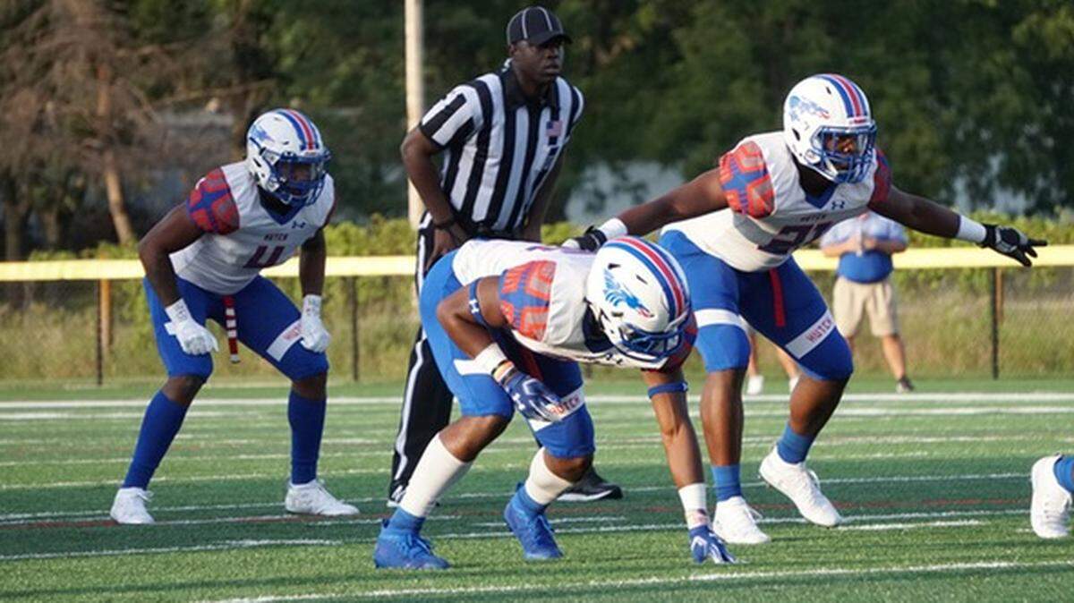 Hutchinson defended its No. 1 ranking on Saturday with a 34-27 road victory at No. 7 Iowa Western. The Blue Dragons’ defense led the way with eight sacks and limiting Iowa Western to just over 3 yards per play.
