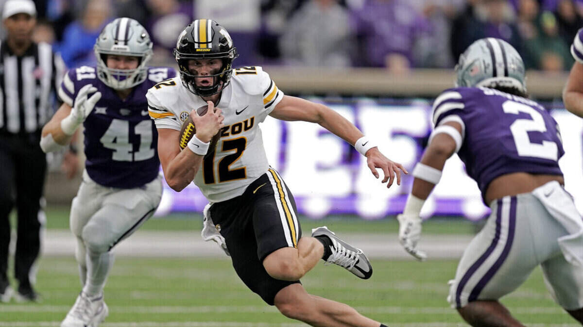 Missouri quarterback Brady Cook tried to run between Kansas State linebacker Austin Moore (41) and safety Kobe Savage (2) during the first half Saturday, Sept. 10, 2022, in Manhattan, Kan.