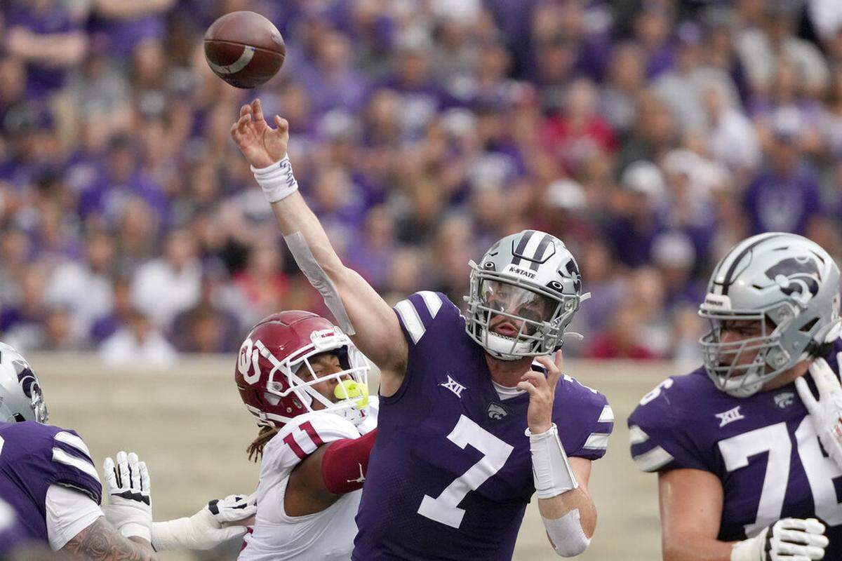 Kansas State quarterback Skylar Thompson passes while under pressure from Oklahoma linebacker Nik Bonitto during the first half in Manhattan, Kan., Saturday, Oct. 2 2021.