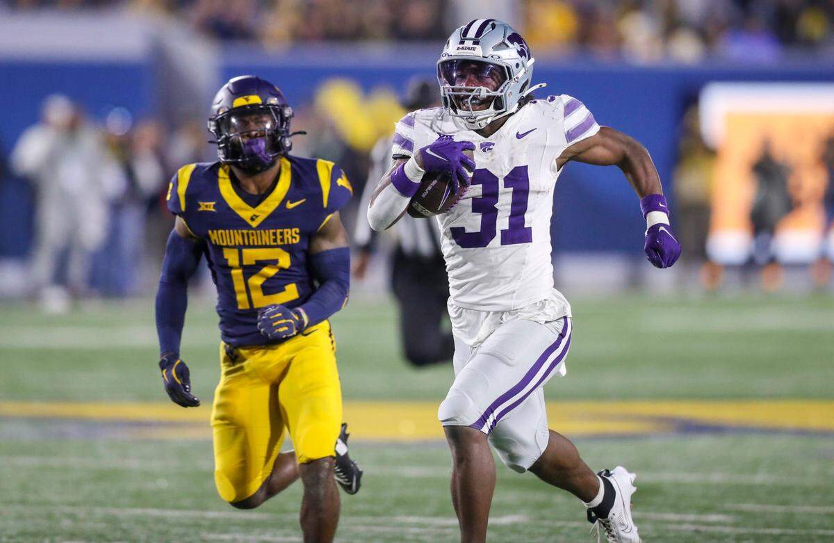 Kansas State Wildcats running back DJ Giddens (31) runs after a catch during the third quarter against the West Virginia Mountaineers at Mountaineer Field at Milan Puskar Stadium.