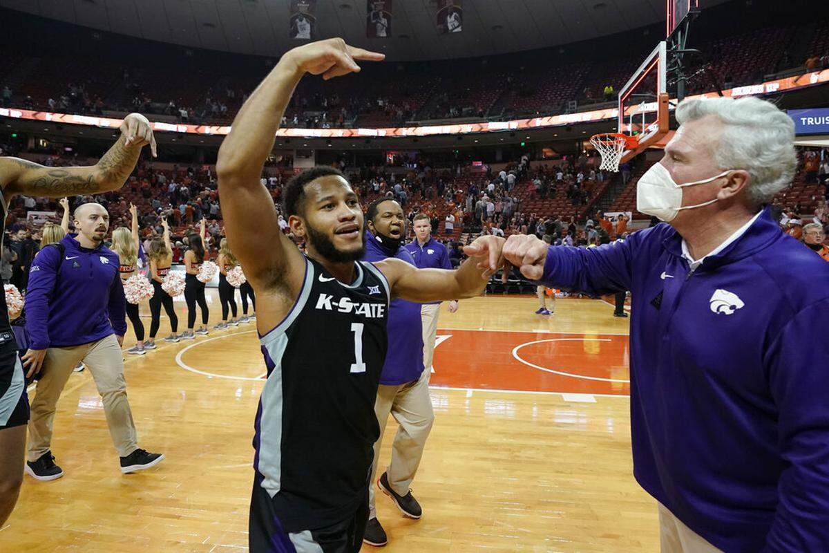 Kansas State coach Bruce Weber, right, celebrated with guard Markquis Nowell after the team’s win in an NCAA college basketball game against Texas, Tuesday, Jan. 18, 2022, in Austin, Texas. (AP Photo/Eric Gay)