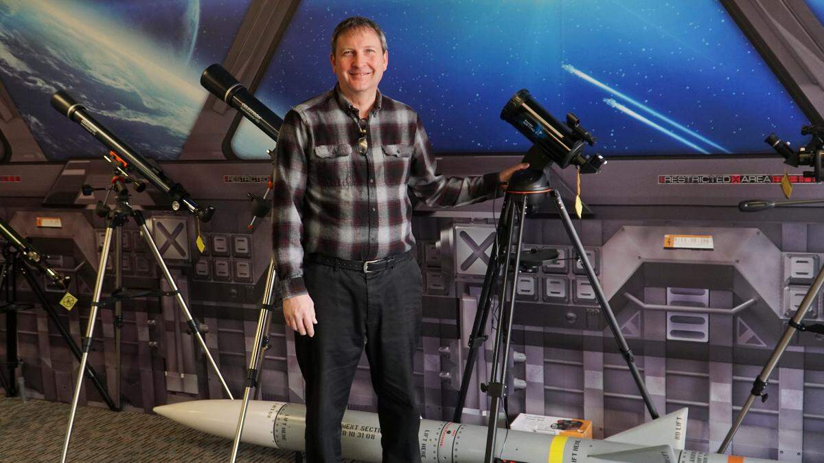 The Science Education Center is a 62-year-old hobby shop for people who love science like owner Mark Logan. (March 6, 2019)
