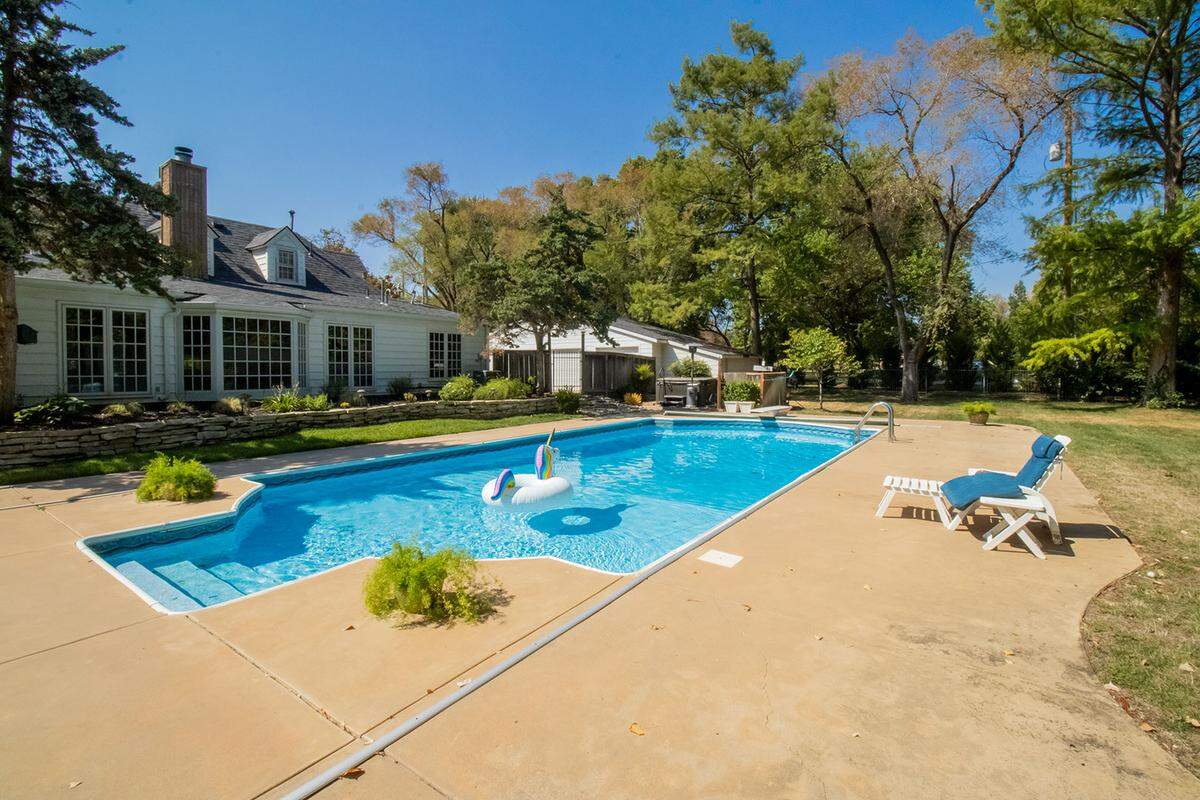 This Forest Hills home, which once got some national attention for being the place of actress Kirstie Alley’s first job as a housekeeper, and the two acres it sits on in east Wichita will be auctioned this week.