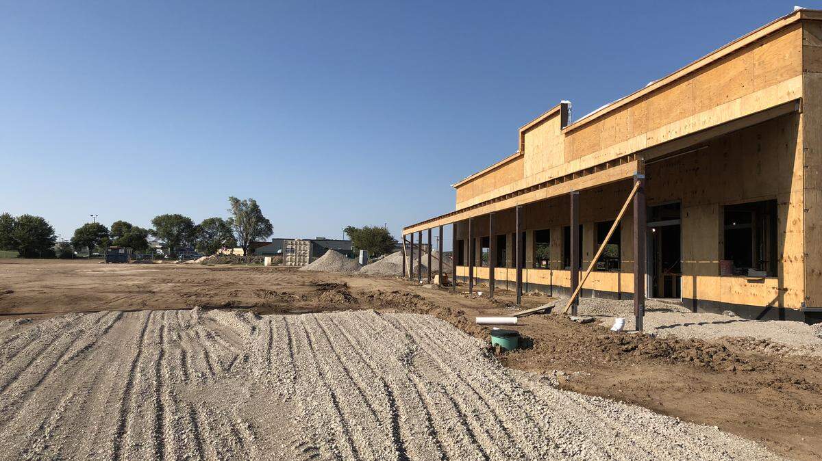 It looks like a Cheddar’s Scratch Kitchen is going to open next to the Cracker Barrel that’s under construction near Kellogg and Ridge Road.