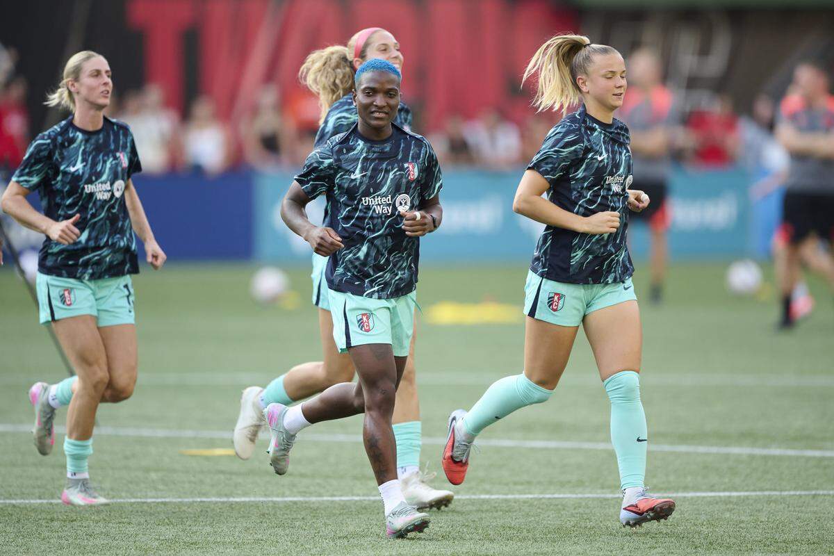 Aug 23, 2025; Portland, Oregon, USA; Kansas City Current forward Temwa Chawinga (6) warms up with teammates before a game against  Portland Thorns FC at Providence Park. Mandatory Credit: Troy Wayrynen-Imagn Images