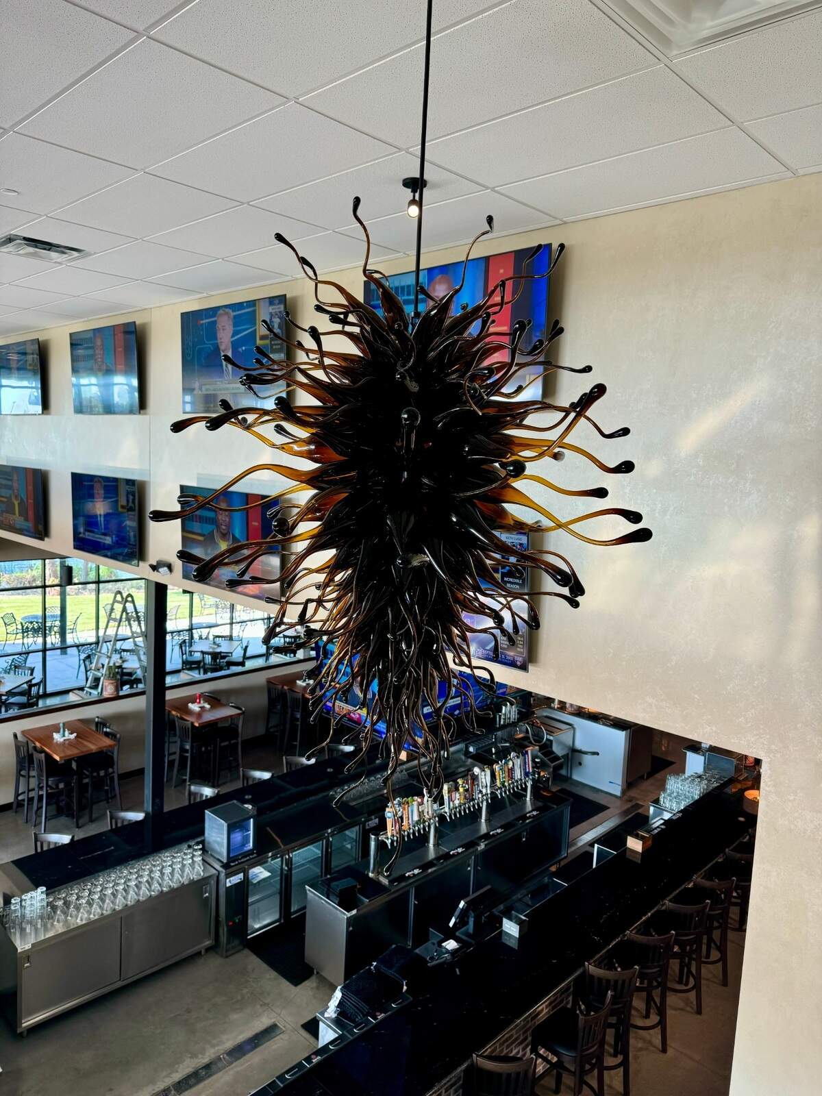 An artist relative of Deano’s owner John Arnold crafted a unique glass chandelier for the restaurant out of old Budweiser bottles.