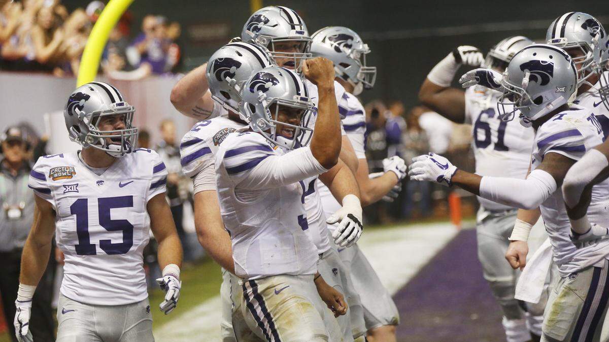 K-State quarterback Alex Delton (5) celebrates his 3rd touchdown Tuesday night in the Cactus Bowl. (December 26, 2017)