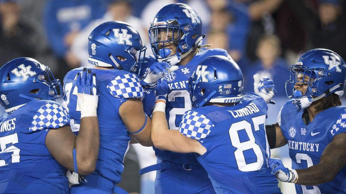 Kentucky running back Benny Snell Jr. (26) celebrates with teammates during a win over Mississippi State. (AP Photo/Bryan Woolston)