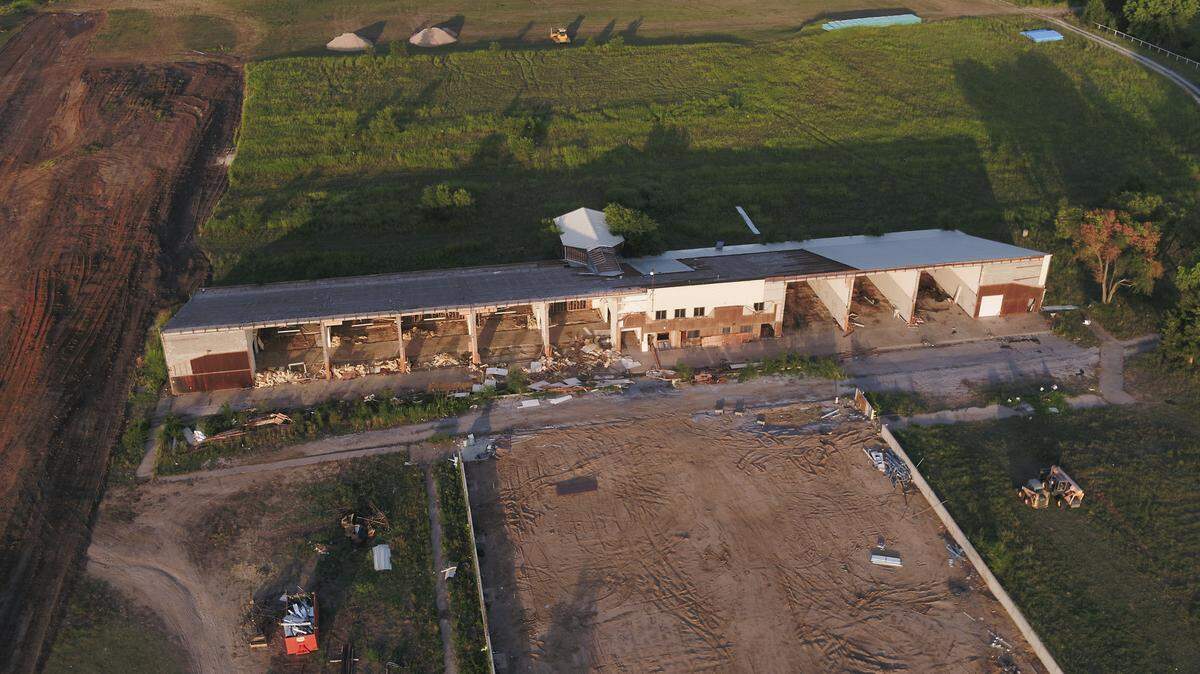 Perfection Builders is building Auburn Lakes and the Courtyards at Auburn Lakes just north of these former stables along 135th Street a few blocks north of Kellogg. The company also built a berm between its development and where a commercial development eventually will be built to its south. It’s also knocking down the stables for the commercial property owner.