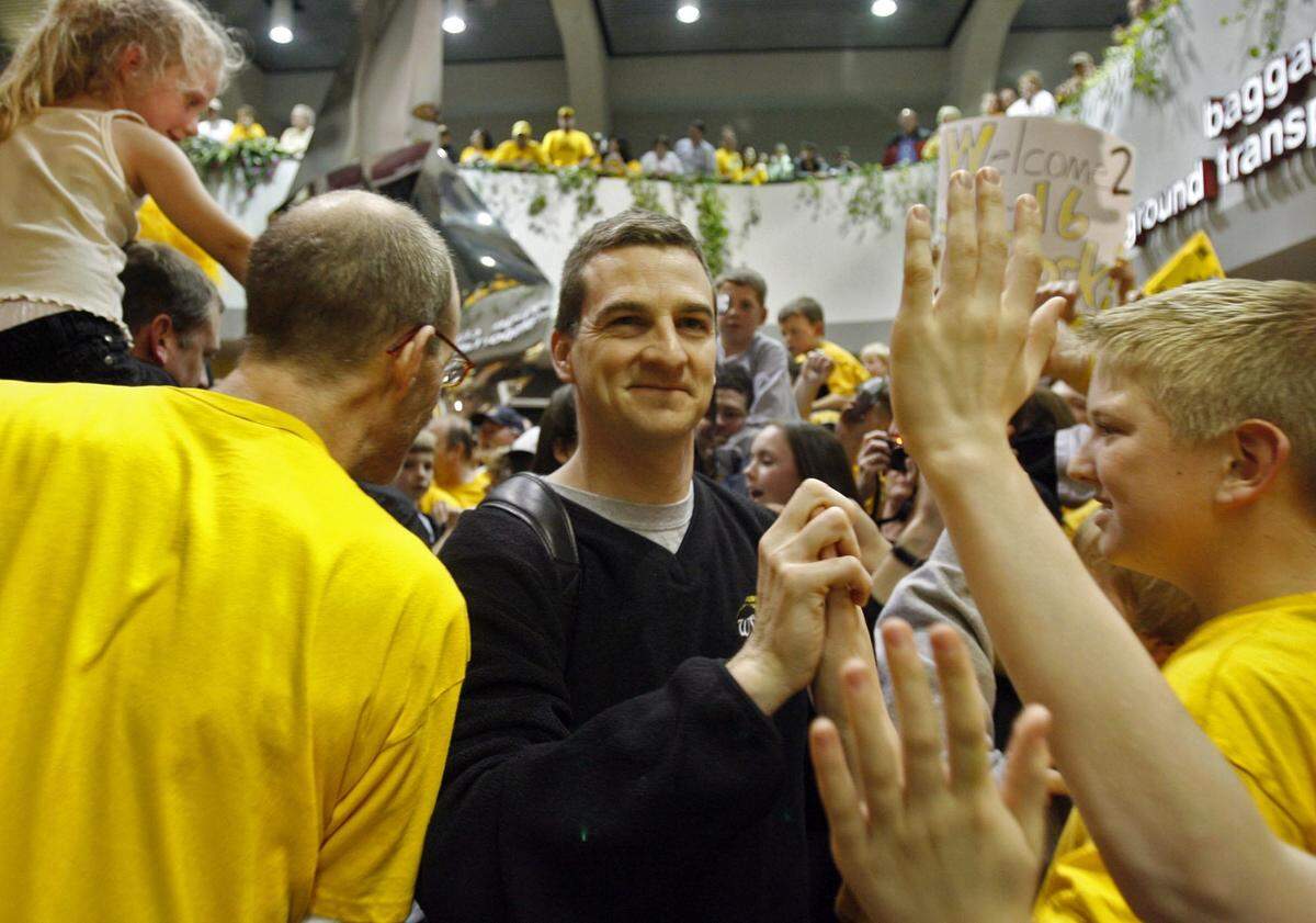 Wichita State coach Mark Turgeon is greeted by fans at the Wichita airport following the Shockers’ victory over Tennessee to punch a ticket to the Sweet 16.