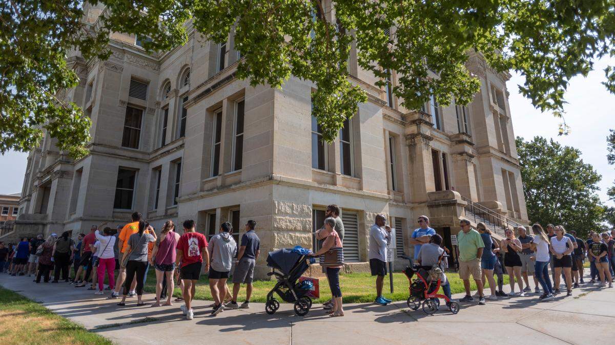 A long line of voters wraps around the Historic County Courthouse on the last day of early voting for the 2022 August primary.