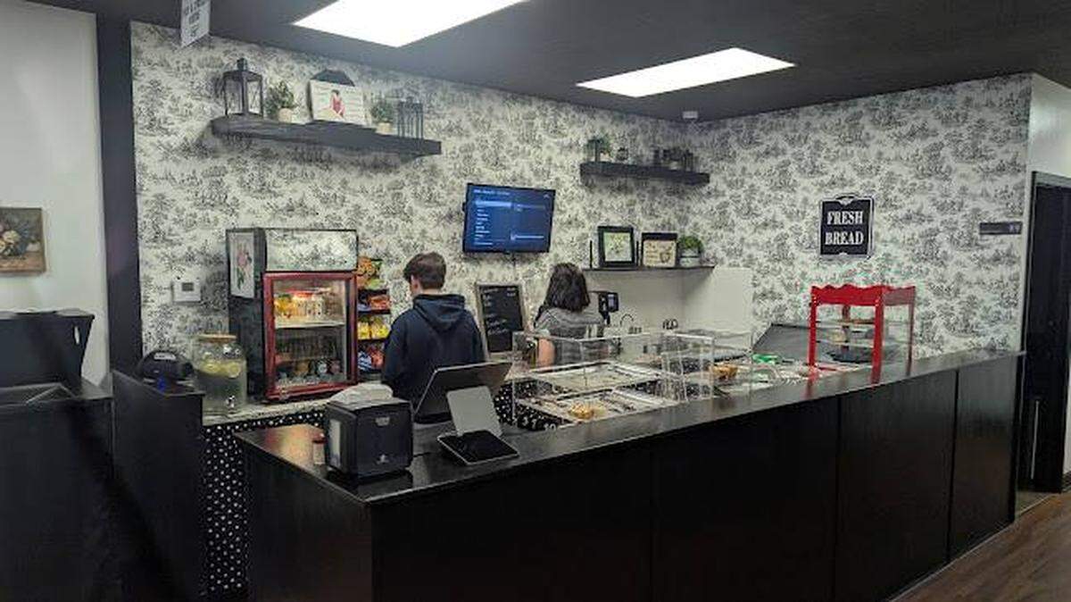 The former Eddie’s Cafe space near Central and Tyler has a new tenant: a gluten-free bakery cafe called Cottage Crumbs.