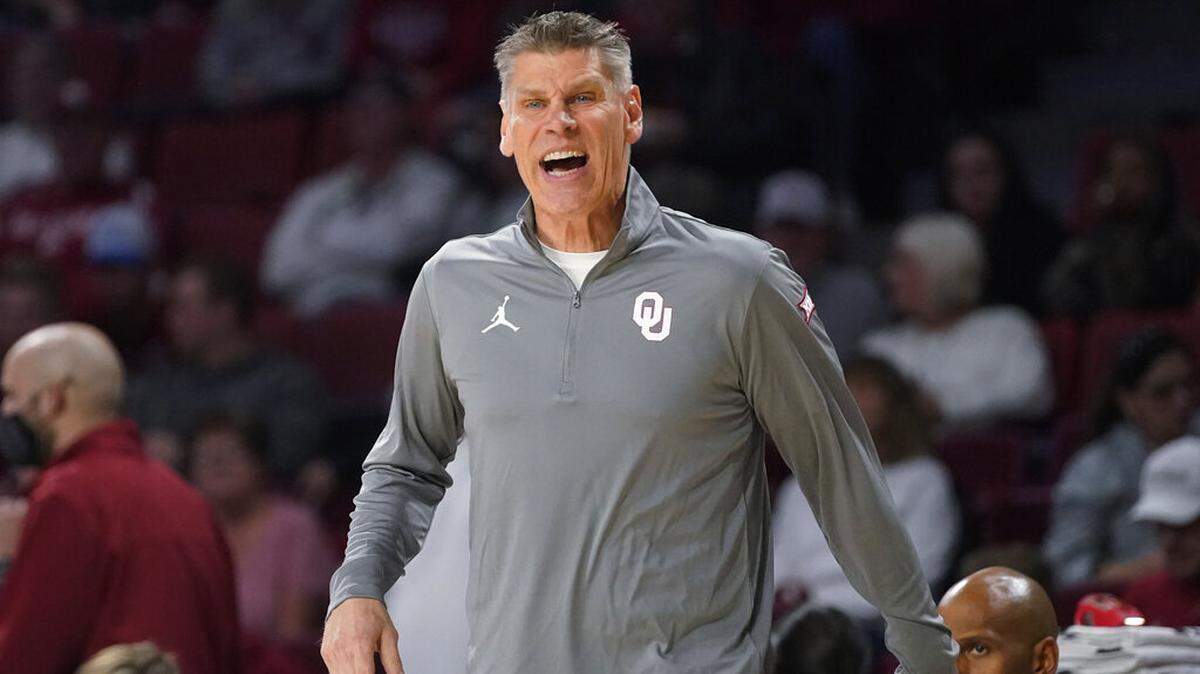 Oklahoma coach Porter Moser shouts during the first half of the team’s NCAA college basketball game against Butler on Tuesday, Dec. 7, 2021, in Norman, Okla. (AP Photo/Sue Ogrocki)