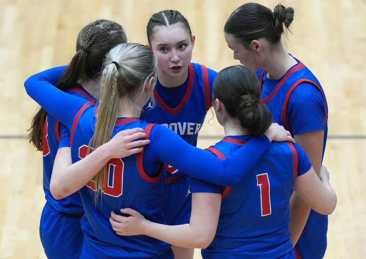 Andover’s Bella Bouddhara, center, talks to her team during a timeout against Maize South.
