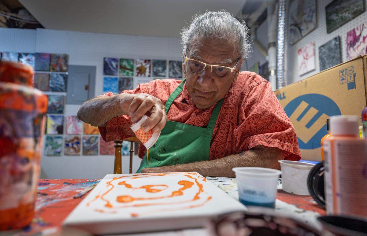 A few years ago Balbir Mathur decided to give painting another try, though he can’t see the result of what he puts on the canvas.