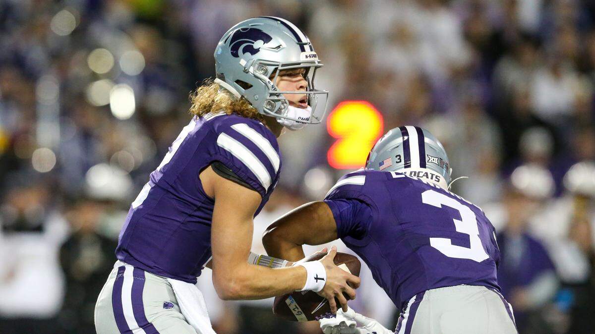 Kansas State Wildcats quarterback Avery Johnson (2) fakes a handoff to running back Dylan Edwards (3) during the first quarter against the Arizona State Sun Devils at Bill Snyder Family Football Stadium.