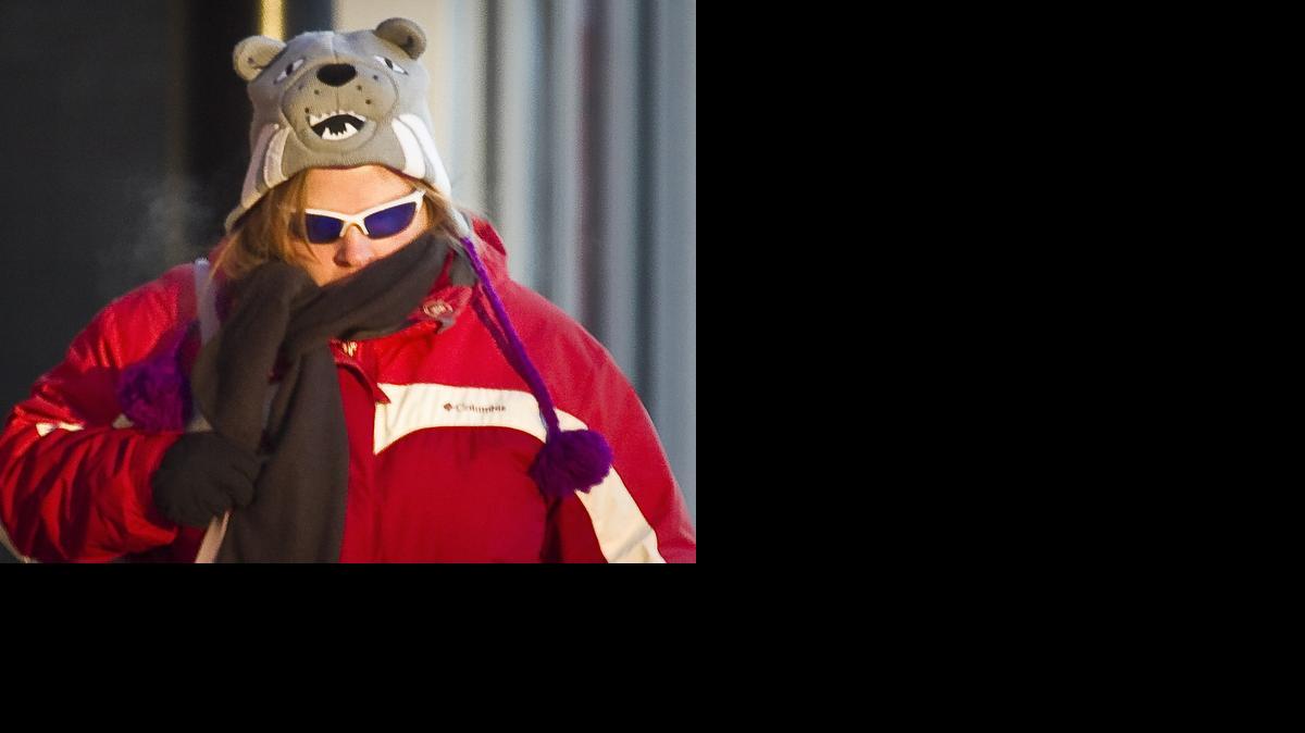 
Kim Nelson treks to her job at the Kansas State Office building Monday morning as temperatures hovered near zero. (Jan. 6, 2014)
