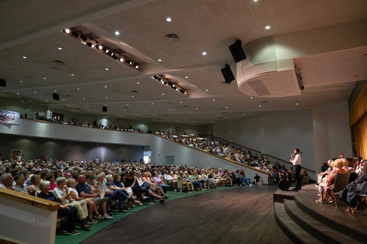 I can confirm that some of the people at the town hall with Rep. Maxwell Frost on Sunday were paid to be there, including myself and the photographer who took this picture.