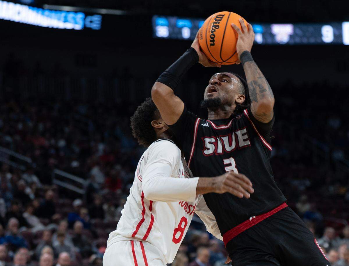 SIU-Edwardsville’s Ray’Sean Taylor shoots over Houston’s Malik Wilson in the first round of the 2025 NCAA Division I Men’s Basketball Championship.