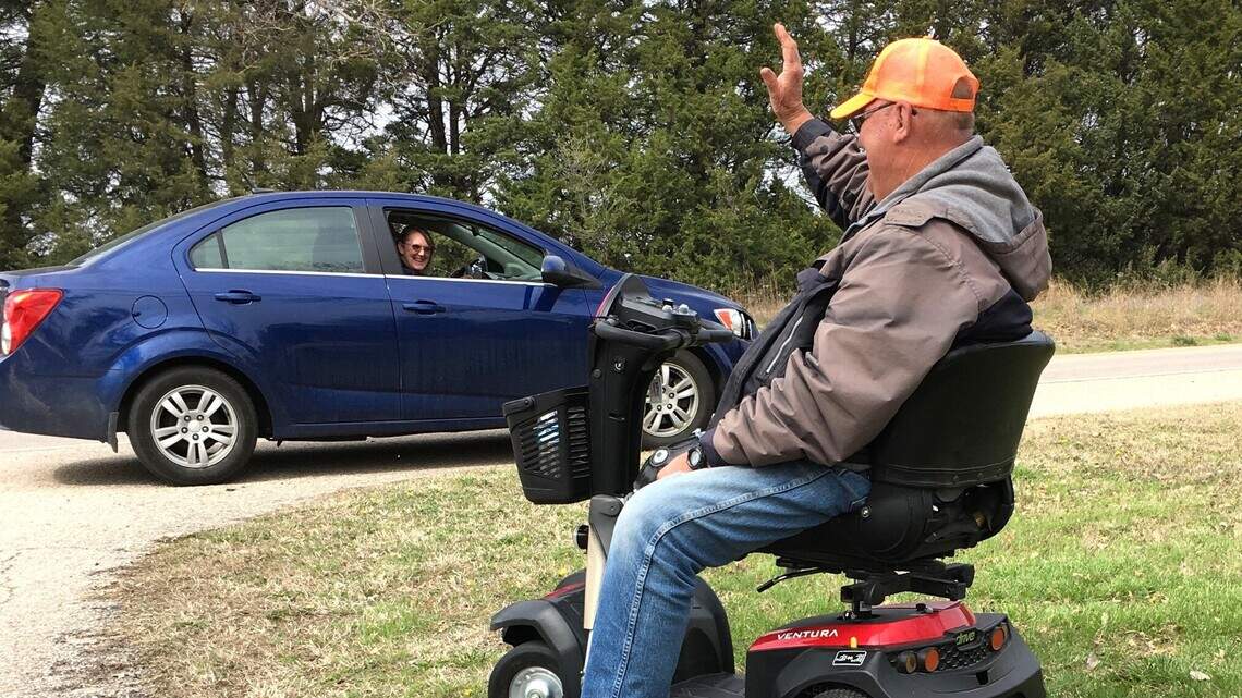 Hutchinson, Kansas man who waved and smiled, counting over 1 million honks, dies