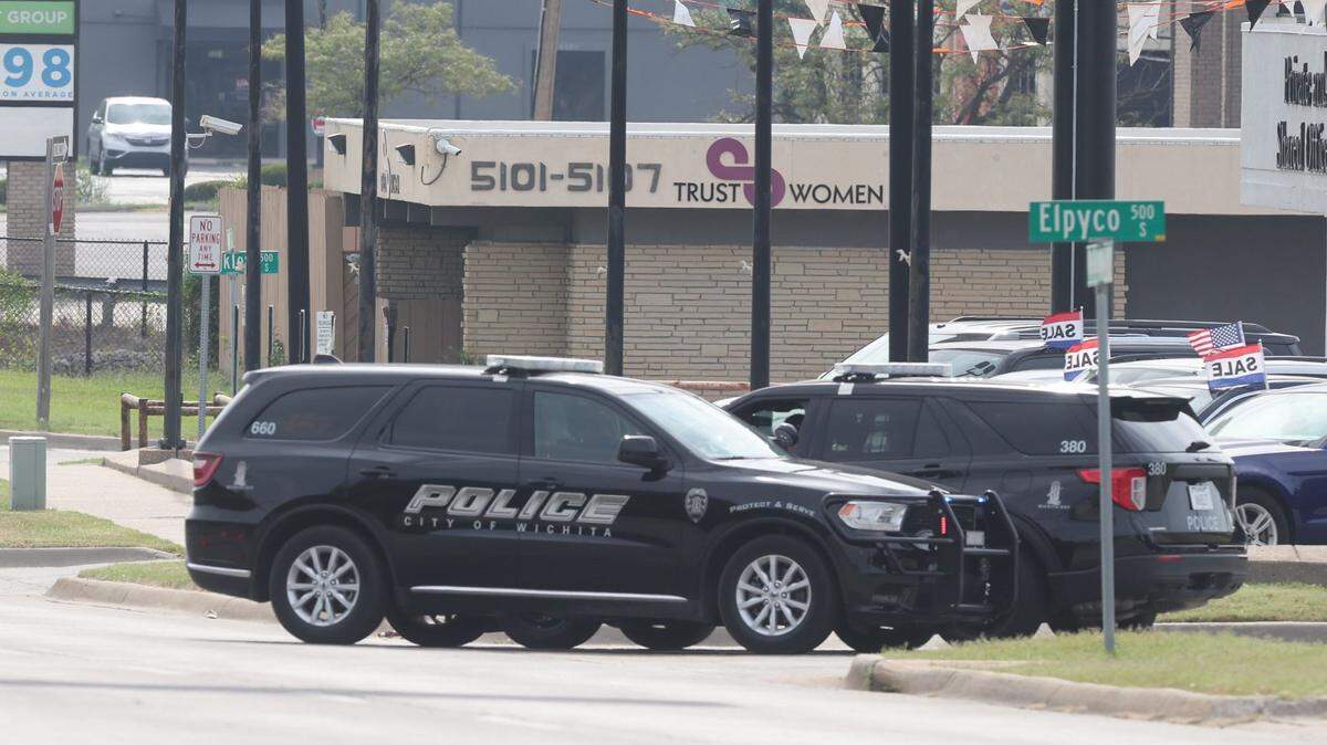 Wichita police have shut down Kellogg, both eastbound and westbound, between Oliver and Woodlawn to investigate a “suspicious device” in the 5100 block of Kellogg Drive.
