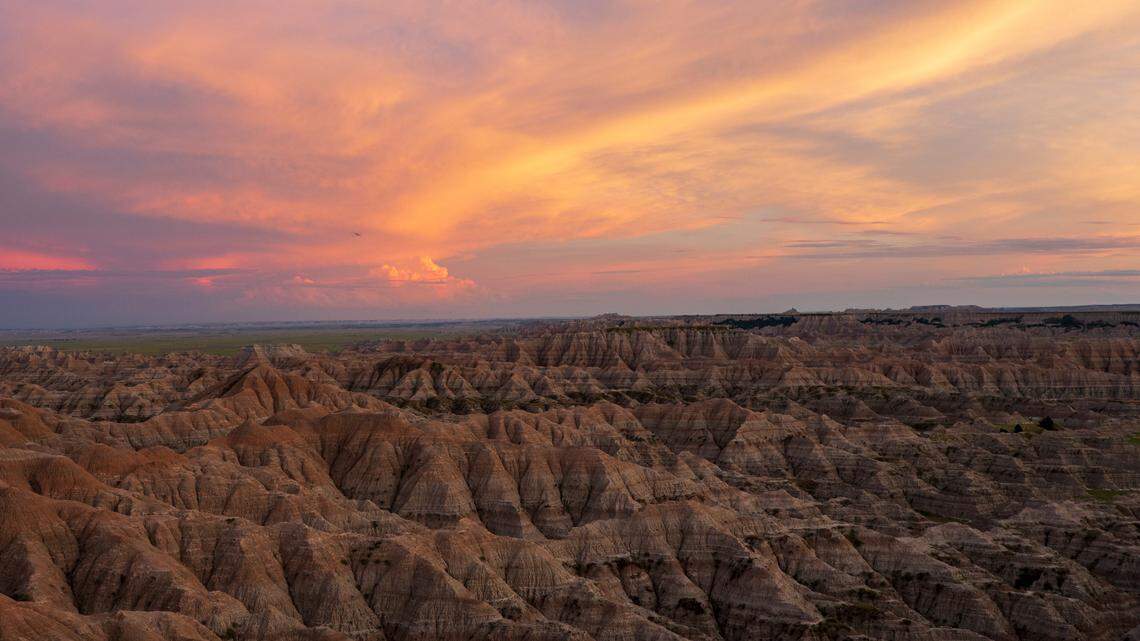 Hay Butte Overlook at sunset in the South Dakota Badlands National Park.
