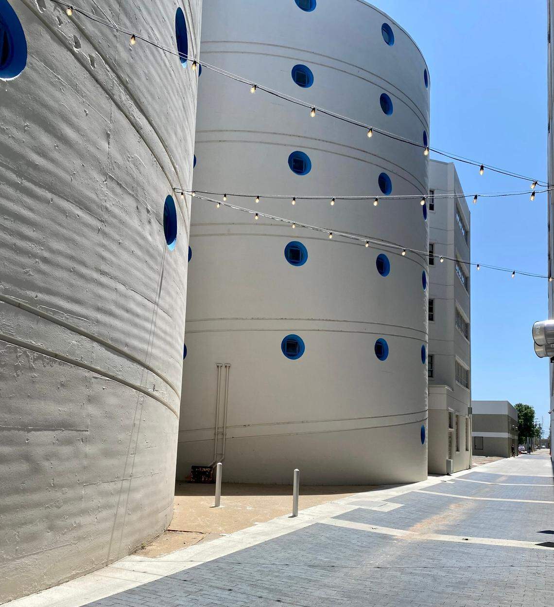 First Mile Cantine’s patio will be on the east side of the restaurant and will be connected to the dining room by two large garage doors. It will be sandwiched between the restaurant and the eye-catching backside of the Broadway Autopark apartments and will have seating for 75.