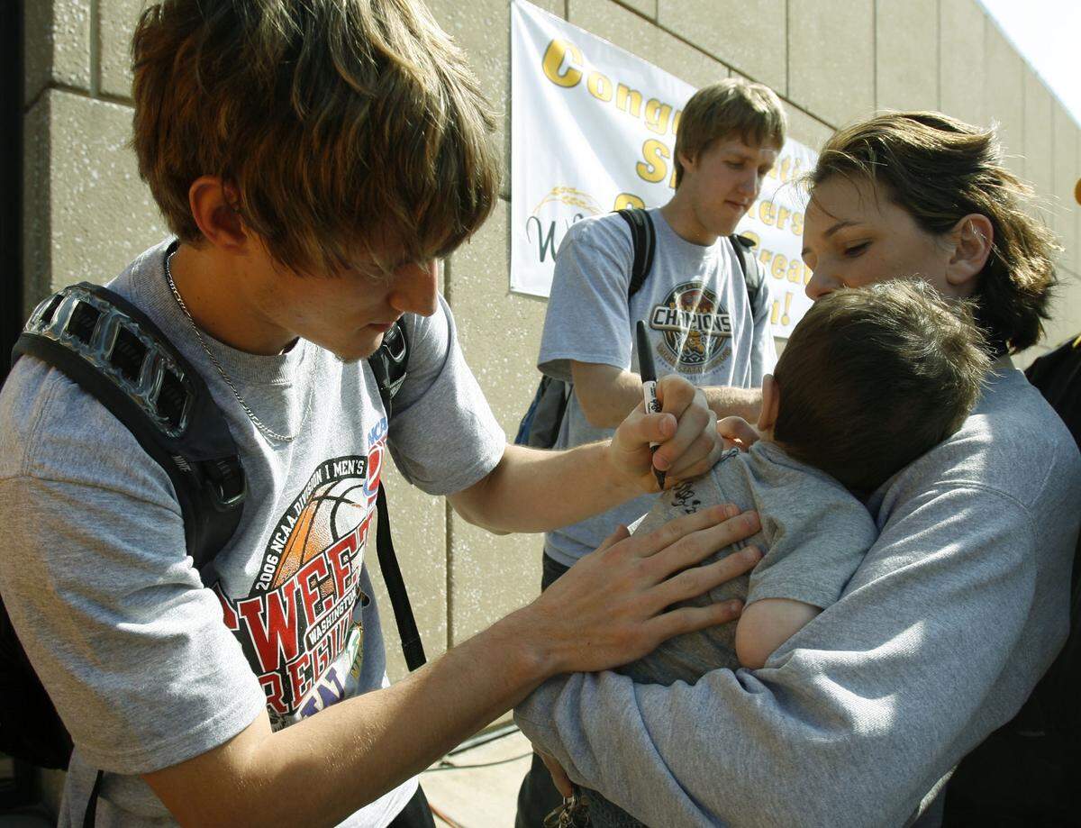 Wichita State basketball player Matt Braeuer signs an autograph for a fan at Mid-Continent Airport on March 25, 2006 following the Shockers’ win over Tennessee to send them to the Sweet 16.