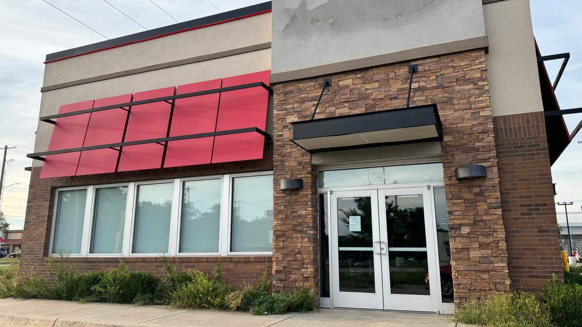 The local Paris Baguette franchisees say they’ve decided to turn the vacant Hardee’s building at 13th and Tyler into their new west-side restaurant.