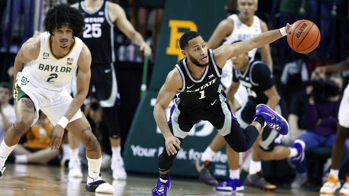 Kansas State guard Markquis Nowell, right, reaches for a loose ball with Baylor guard Kendall Brown, left, in the first half of an NCAA college basketball game, Tuesday, Jan. 25, 2022, in Waco, Texas. (Rod Aydelotte/Waco Tribune Herald, via AP)