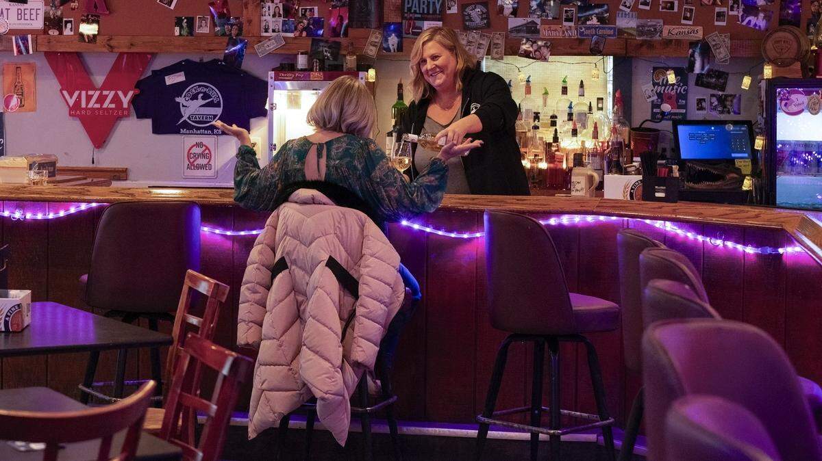 “Somebody Somewhere” star Bridget Everett, serving drinks to her on-screen sister, played by Mary Catherine Garrison, talked cocktails and other important subjects in a Q&A with The Eagle.