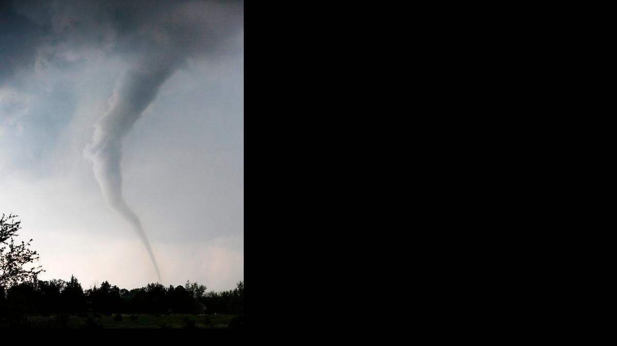A tornado touches down southwest of Wichita near the town of Viola. (May 18, 2013)

