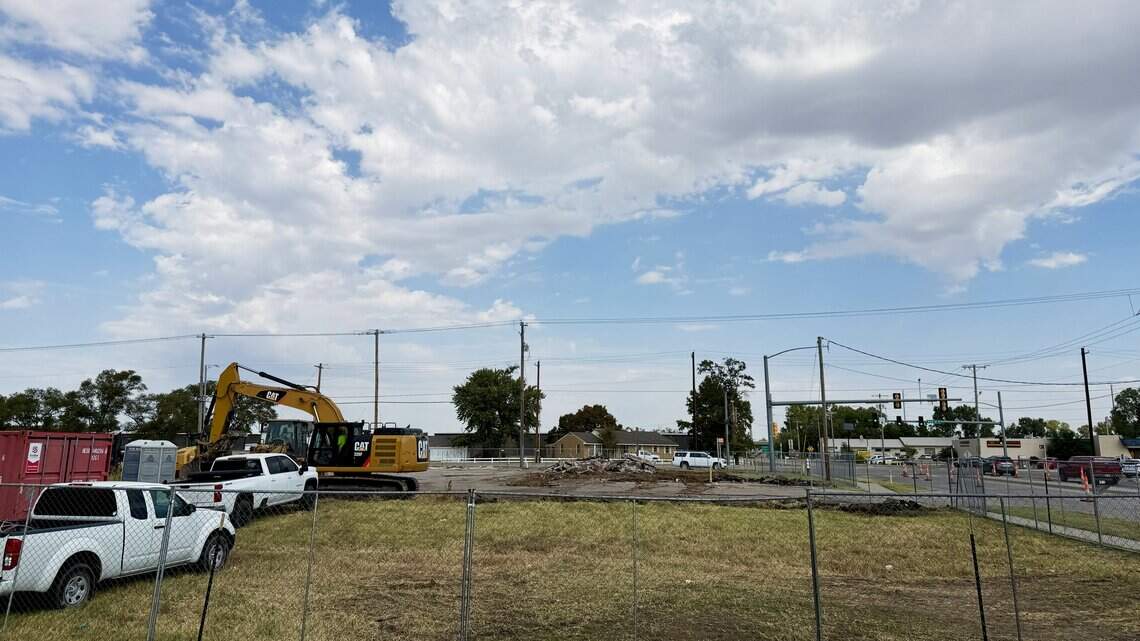 Old Pizza Hut gets torn down to make way for convenience store