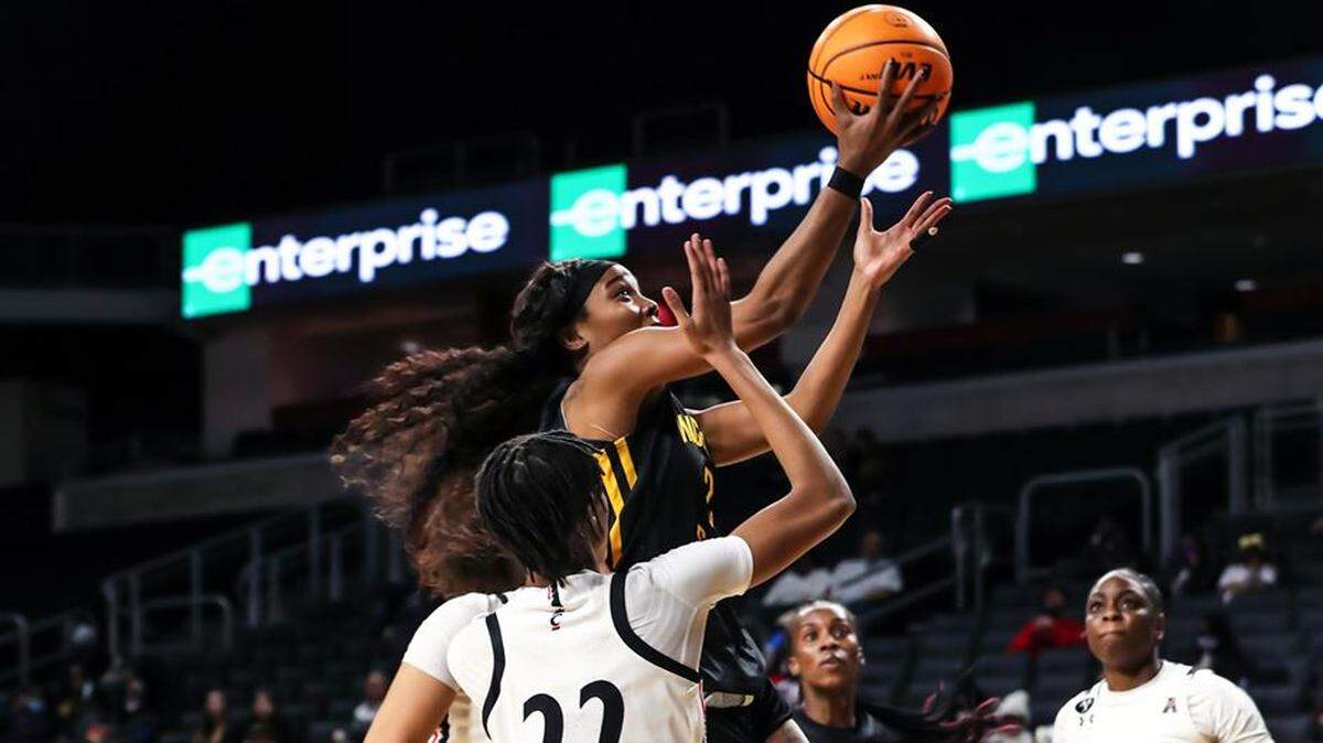 Wichita State’s Mariah McCully goes up for a basket at Cincinnati in a 76-66 road win on Thursday night.