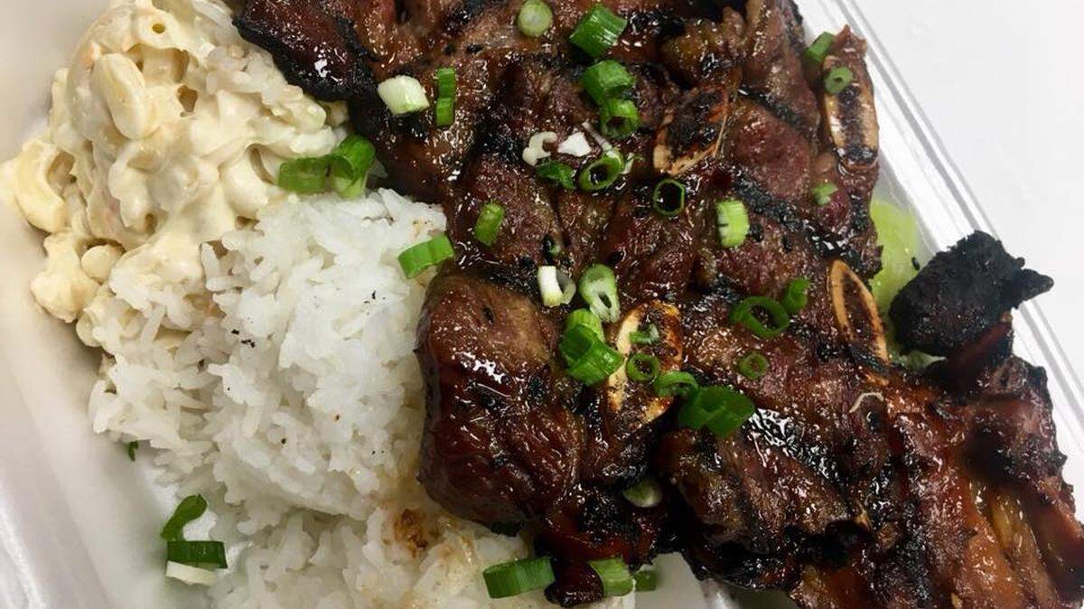 New-to-Wichita food truck Mo's Hut, selling Hawaiian barbecue fair, will have its grand opening on Saturday. Short ribs are on the menu.