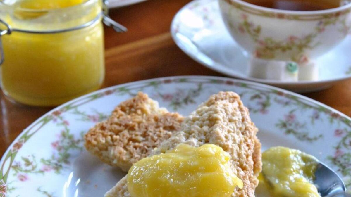 Sweet cream scones with the Countess’ lemon curd.